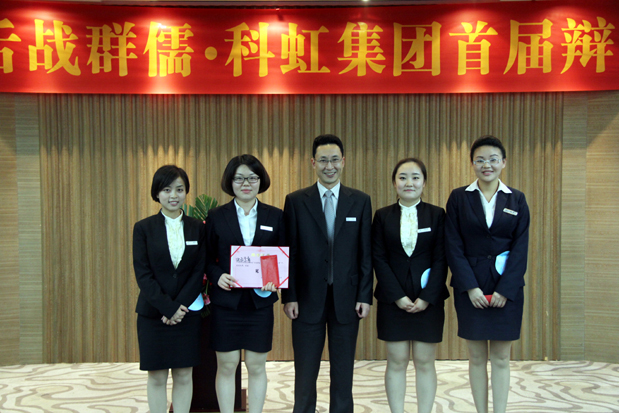 集團(tuán)董事、總裁助理吳宜東為冠軍-酒五至尊隊(duì)頒獎(jiǎng)