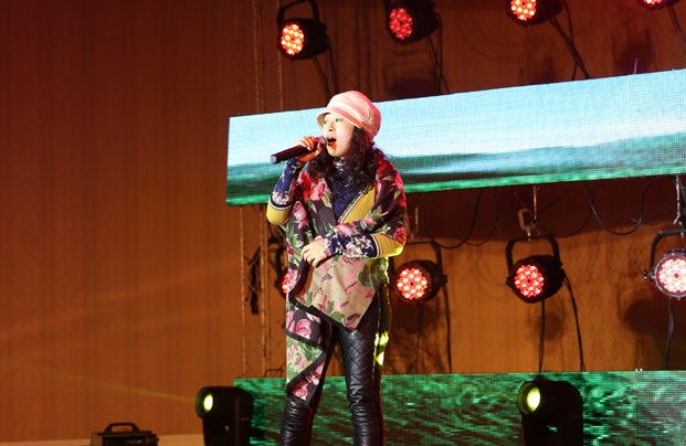 董事秦毅夫人獻唱《鴻雁》
