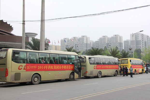 準備出發(fā)的大巴車隊